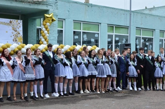 Глава региона присутствовал в этот день на последнем звонке в школе № 144 города Омска.