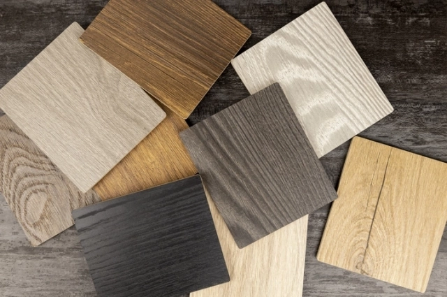 Основной компонент — мелкие опилки из хвойных пород деревьев, обычно используют сосну, ель и пихту.