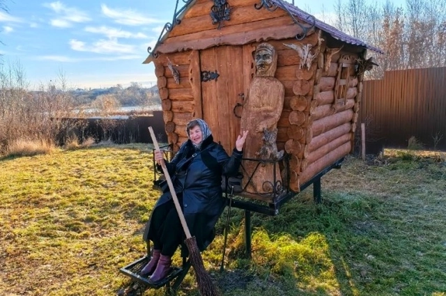 Андрей Богданов сделал фотозону возле библиотеки с избушкой Бабы-Яги.