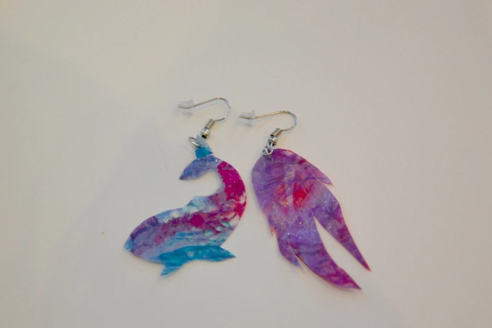 Маргарита нашла способ перерабатывать пластиковые мешки в серёжки.