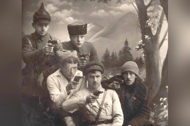 Чекисты позируют в фотоателье. 