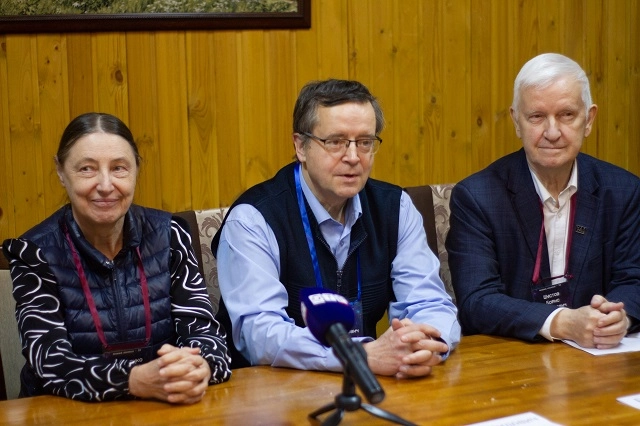 Михаил Вибе в центре