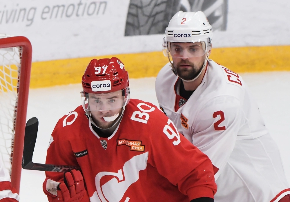 Игрок ХК «Спартак» Артем Федоров (слева) и игрок ХК «Витязь» Игорь Головков в матче регулярного чемпионата Континентальной хоккейной лиги между ХК «Спартак» (Москва) и «Витязь» (Московская область). 2021 г.