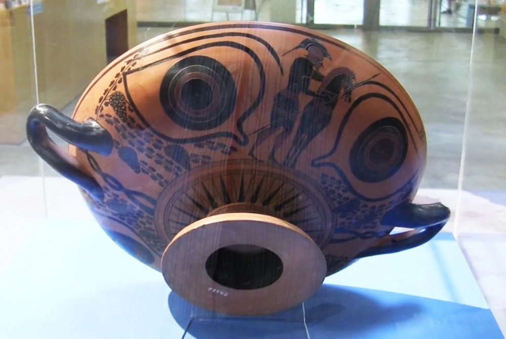 Античная расписная ваза.