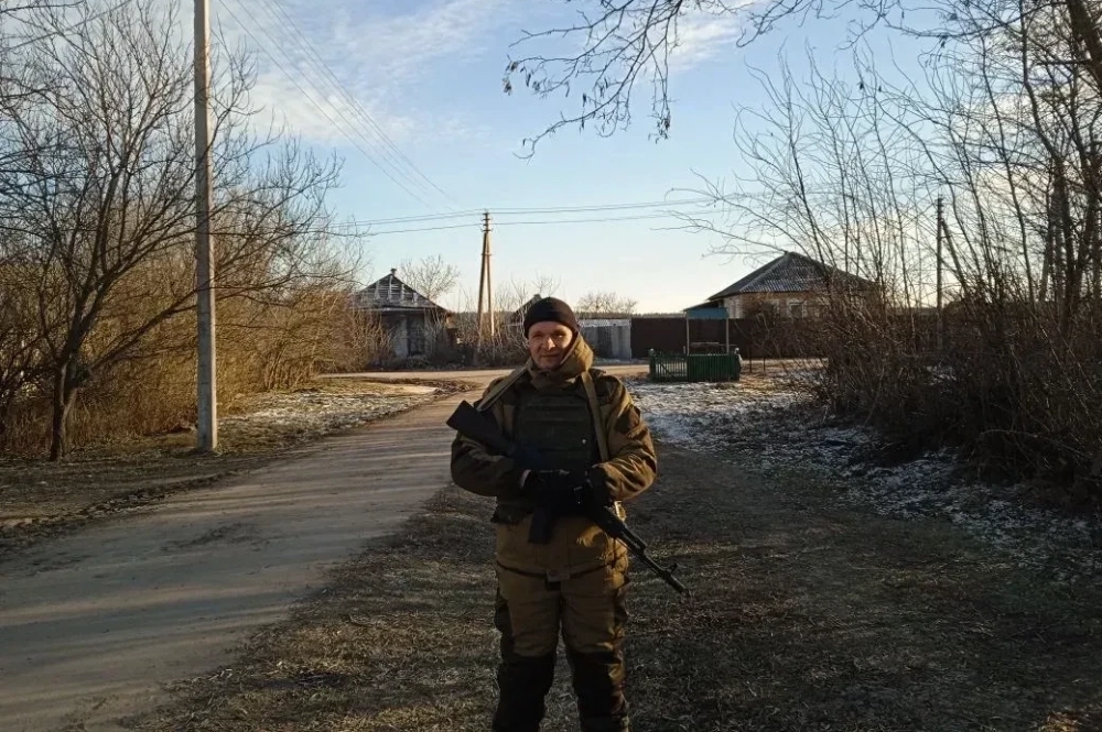 Роман помогал старикам в одной из деревень Донбасса, когда его батарея была неподалёку.