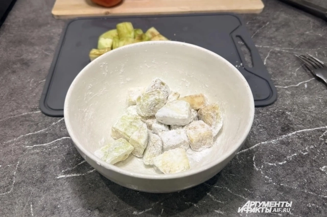 Следите, чтобы все кусочки были покрыты крахмалом.