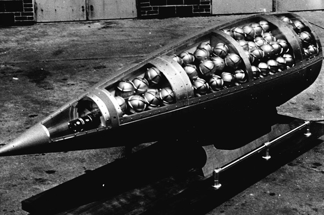Демонстрационная боеголовка американской ракеты Honest John, видны контейнеры M139 с зарином (фотография приблизительно 1960-х годов).