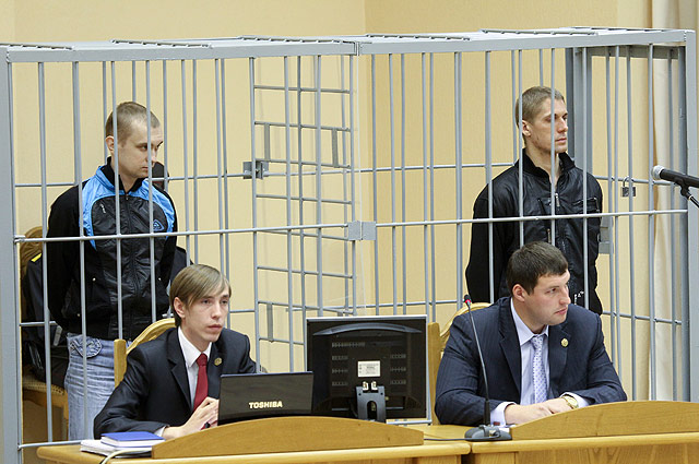 Обвиняемые по делу о взрыве в Минском метро 11 апреля Дмитрий Коновалов и Владислав Ковалев в зале суда.