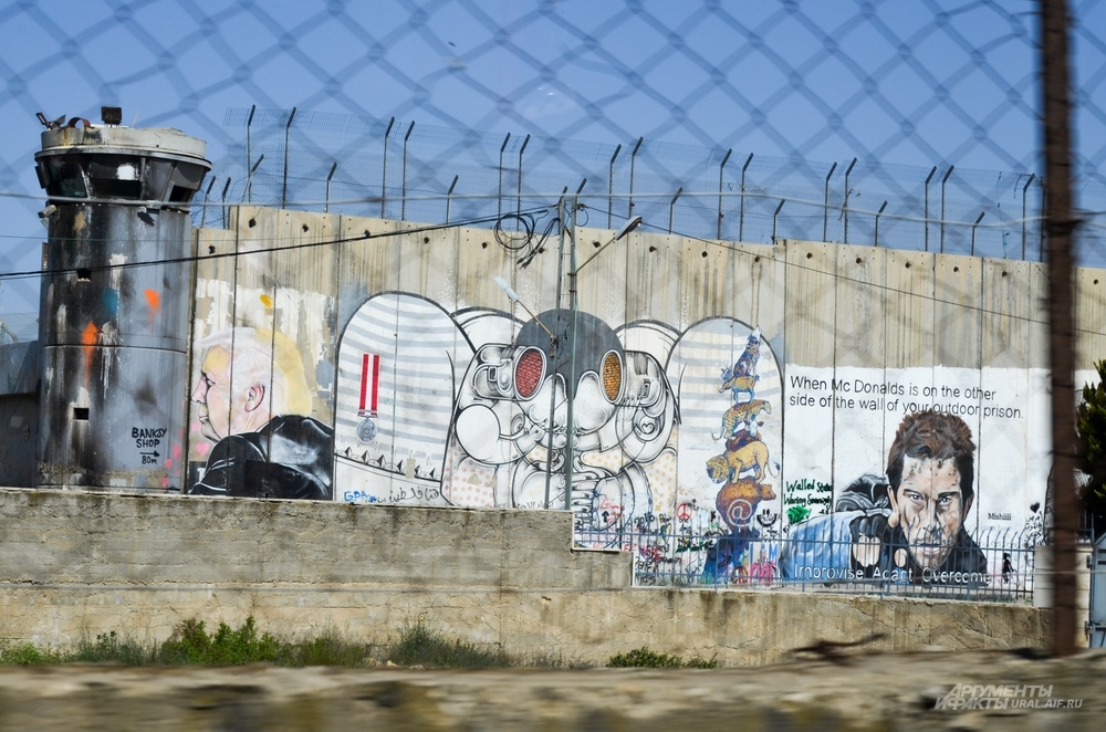8-метровый забор на границе Палестинской автономии и Израиля. 