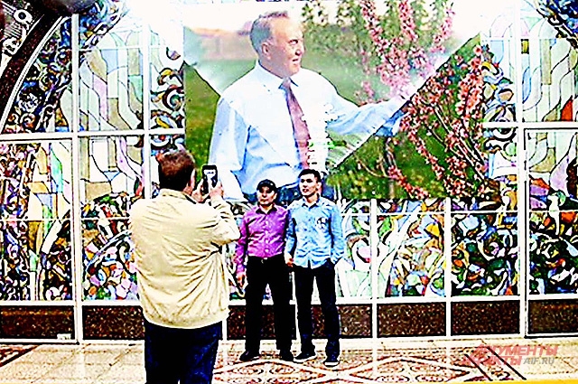 Станция метро «Алмалы» украшена панно с изображением президента Назарбаева.