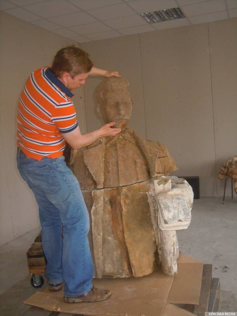 Общественник Станислав Стафеев реставрирует скульптуру своими силами.