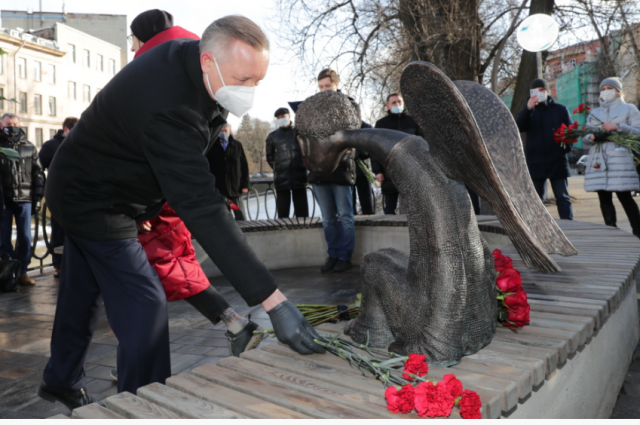 Александр Беглов возложил цветы к памятнику.