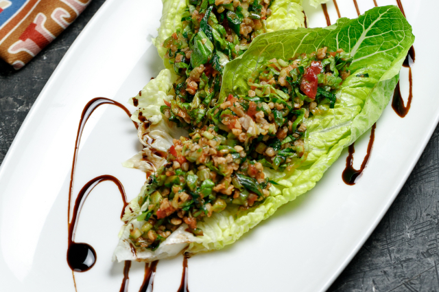 Салат из свиного сердца с маринованным луком — рецепт с фото
