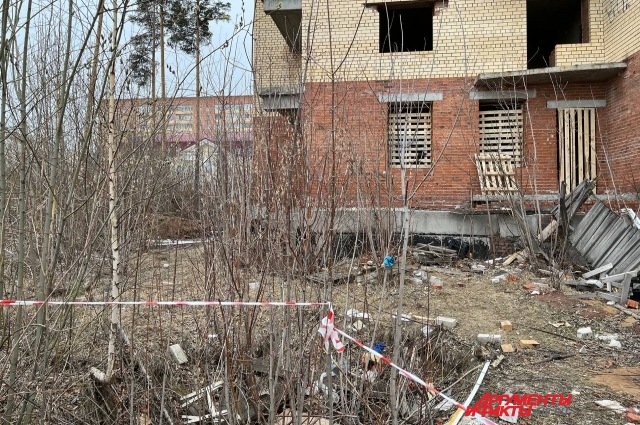 Место гибели 13-летнего подростка на стройплощадке в Перми.