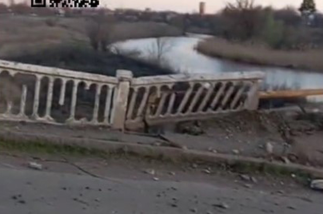 Разрушенный мост в Гуляйполе.