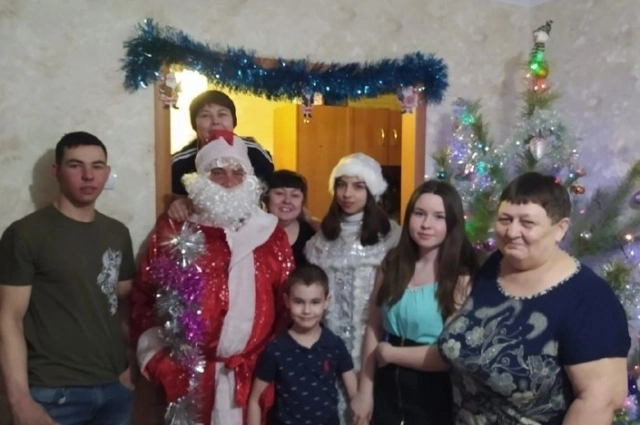 Семейный Новый год. Папа Дед Мороз, дочь - Снегурочка.  