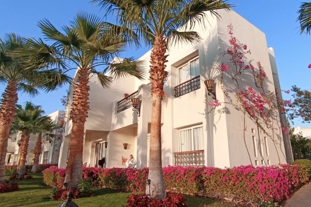 Swissotel построен в арабском стиле.