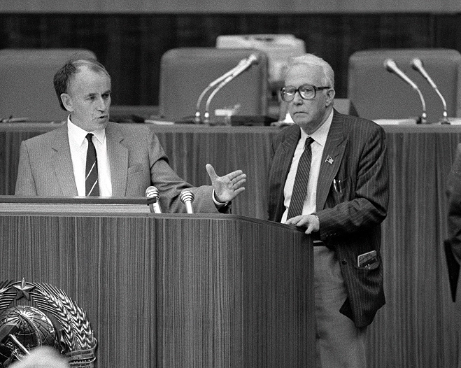 Российский правовед, доктор юридических наук Сергей Сергеевич Алексеев (слева) и историк и публицист Рой Александрович Медведев на заседании первого съезда народных депутатов СССР (25 мая −9 июня 1989 года). Кремлевский Дворец съездов.