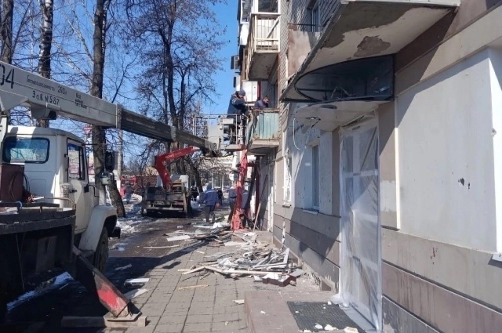 Строители приступили к восстановлению остекления пострадавших домов.