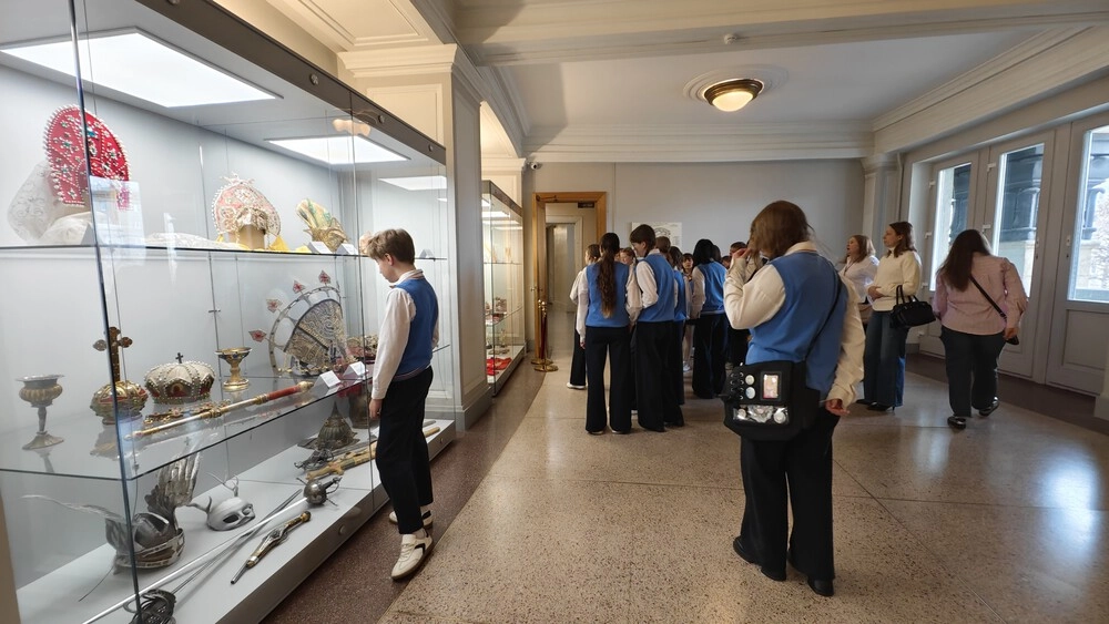 Юнкорам провели экскурсию по театру.