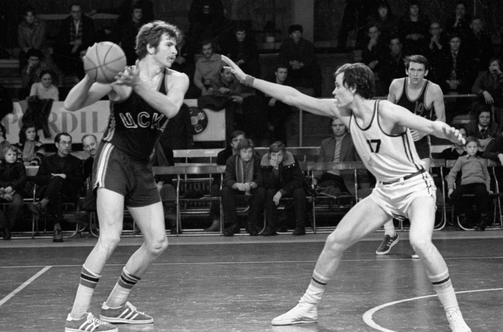 Баскетболист команды ЦСКА Иван Едешко (слева) перехват мяча, 1976 г.