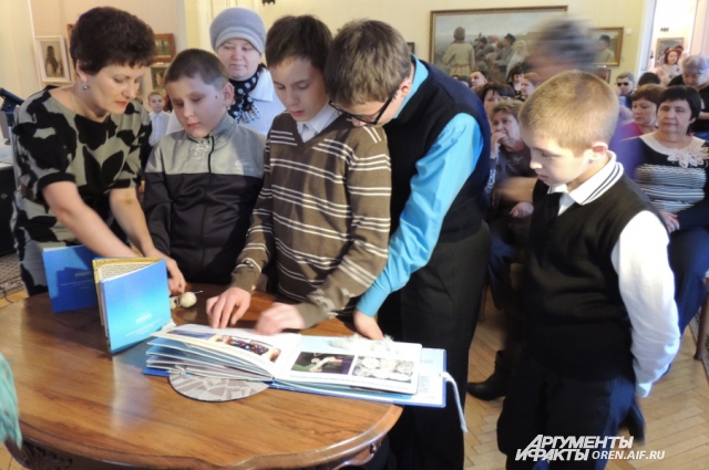 В Оренбурге презентовали тактильную книгу «Оренбургский пуховый платок».