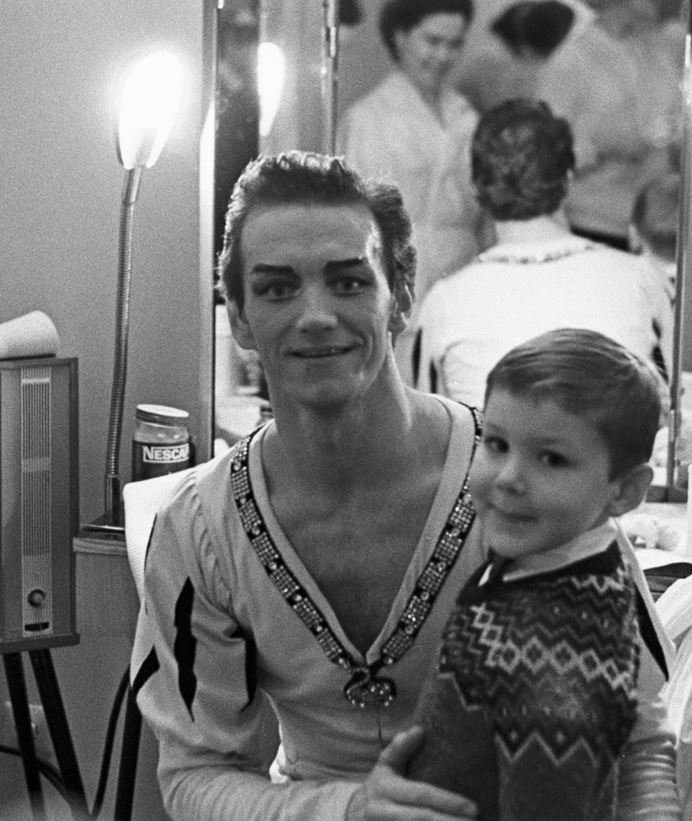 Солист ГАБТ СССР, народный артист РСФСР Марис Лиепа с сыном, 1971 год