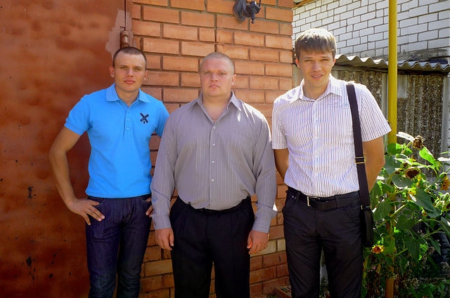 Дмитрий (крайний справа) с братьями — Александром и Сергеем.