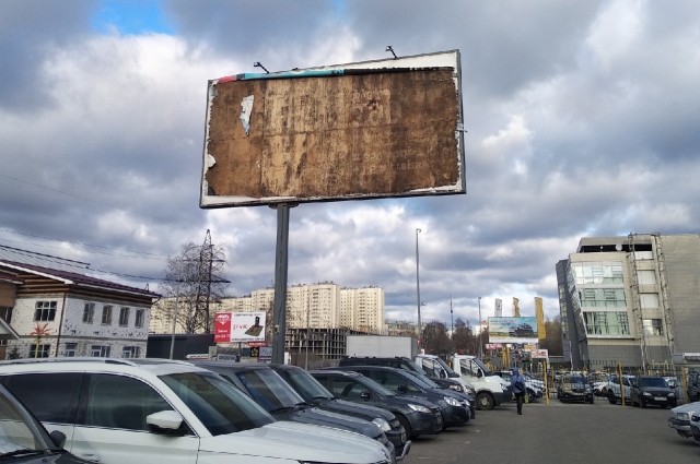 На Казанском шоссе ветром снесло рекламный модуль с щита.