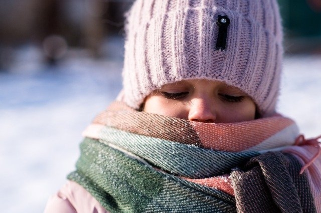 Зимой нужно тщательно закрывать лицо от холодного ветра.