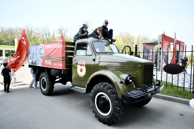 Для жителей работала полевая кухня и были представлены экспонаты военной техники. 