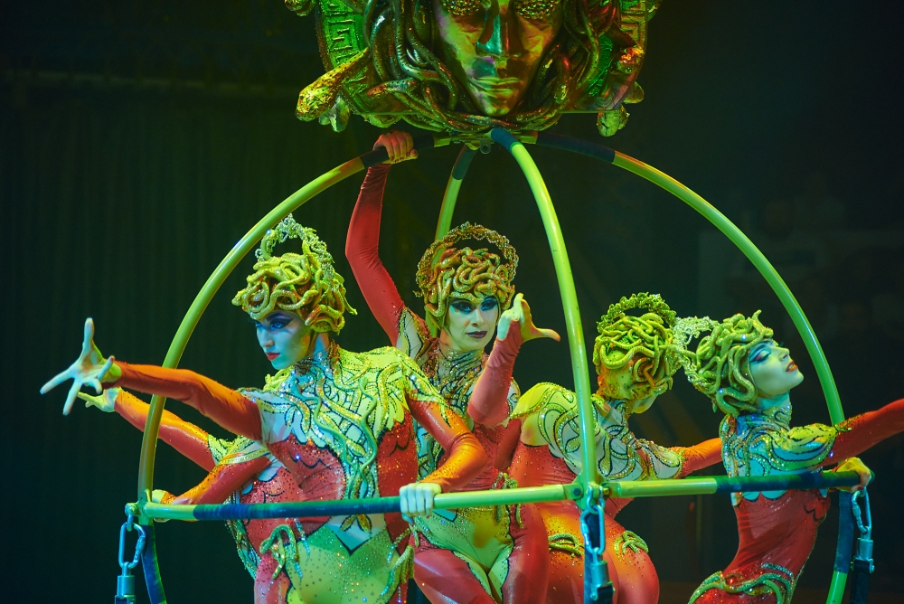 В сюжетную линию вплетены уникальные цирковые номера.