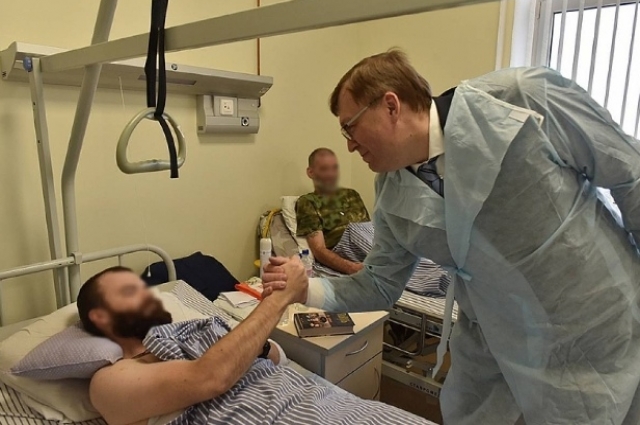 Донские депутаты «Единой России» поздравили с Новым годом военнослужащих и коллектив в окружном военном госпитале.