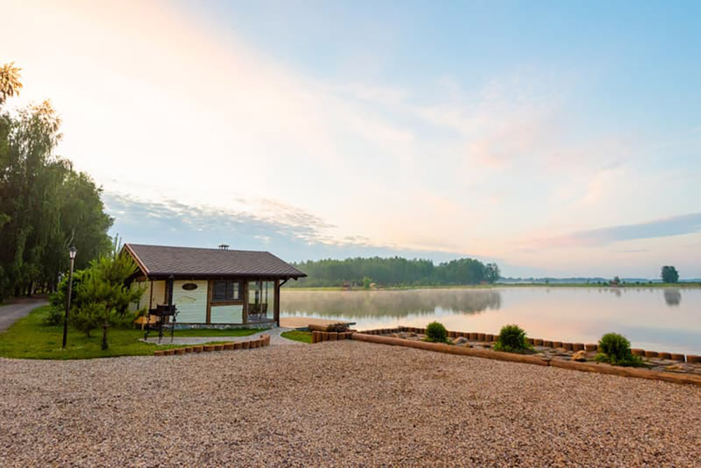 Провести выходные в домике на озере — что может быть лучше?