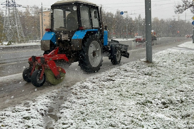 В Нижнем Новгороде дорожники оперативно вышли на борьбу с последствиями снегопада. 