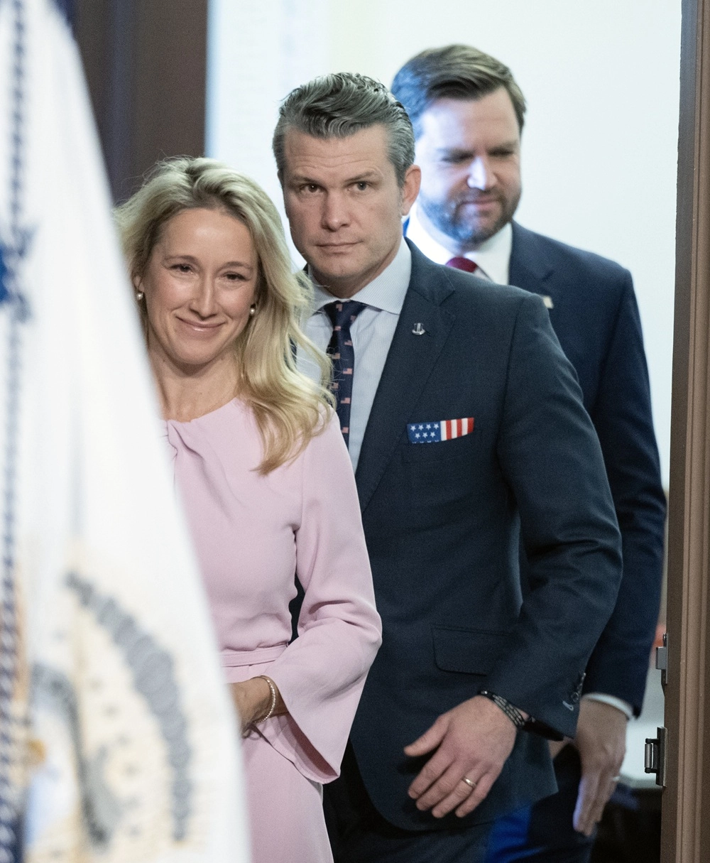 Пит Хегсет с женой.