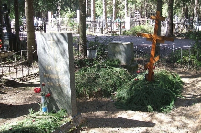 Баранниковы на Комаровском Некрополе. Отец А. П. Баранников, сын П. А. Баранников под крестом (2008 год).