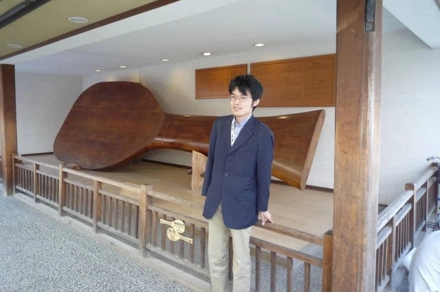 Мужчина занимается репетиторством по японскому языку.