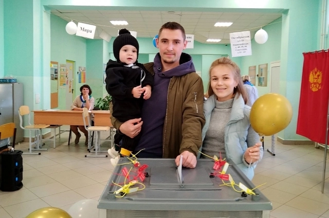 На участки приходили семьями.
