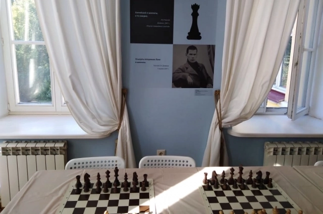 Первые записи о шахматах Толстой сделал в 18 лет, когда был студентом  Казанского университета. 