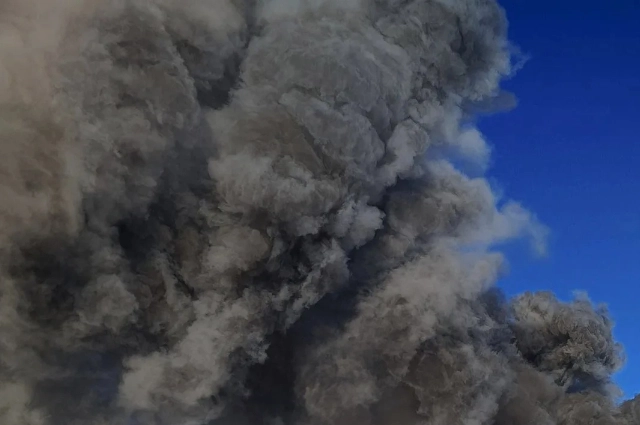 Дым от пожара в небе