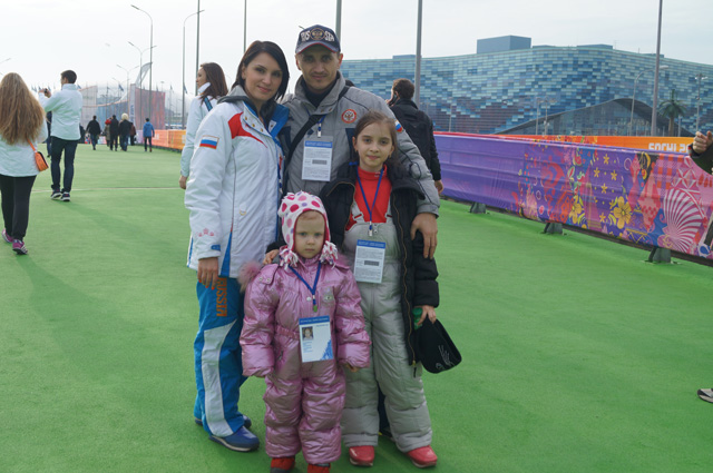 Валерий Садовский с женой и дочками.