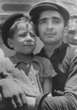 8-летний Исраэль Меир Лау по прибытии в Хаифу, 1945 г.