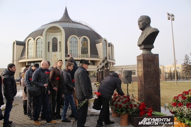Возложение цветов к бюсту Василия Грязева возле Музея Оружия