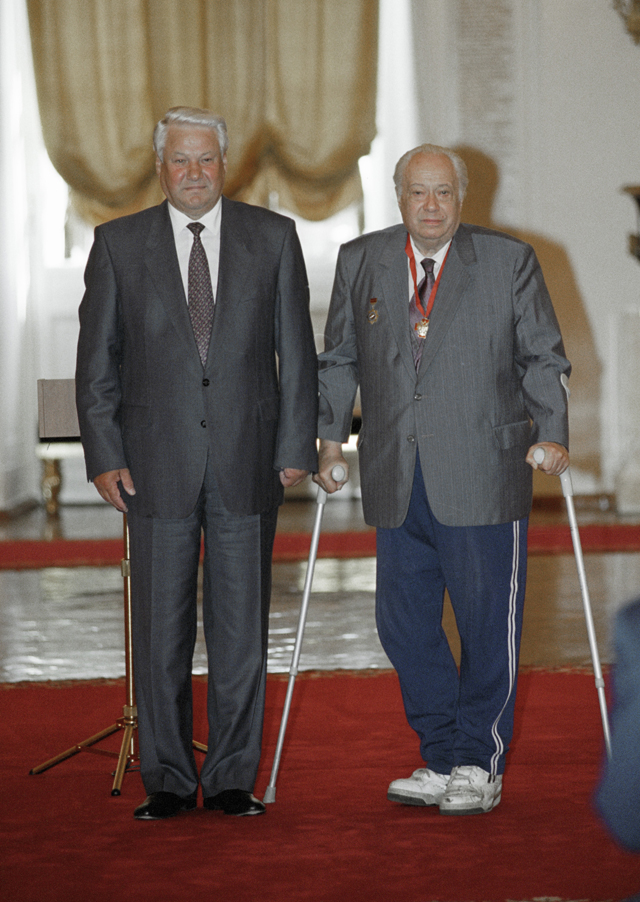 Президент РФ Борис Ельцин вручает орден «За заслуги перед отечеством» III степени Николаю Озерову. 1995 год.