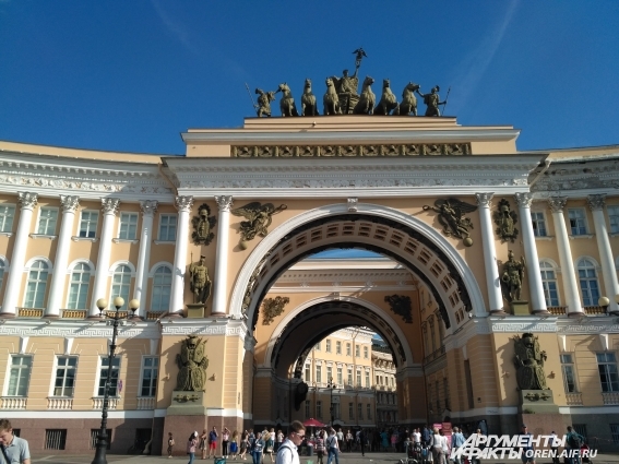В годы Блокады Ленинграда перед аркой была надпись «Граждане! При артобстреле эта сторона улицы наиболее опасна».