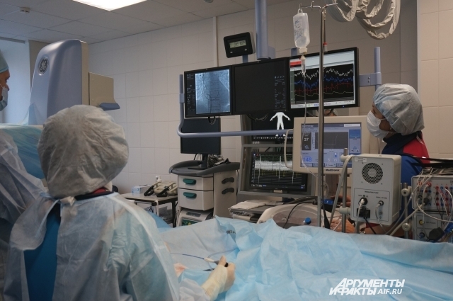 Хирурги по экрану следят за ходом операции.