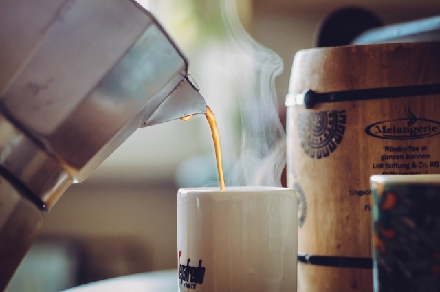 Кофе, чаем и более крепкими напитками не стоит увлекаться.