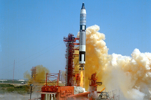 Старт ракеты-носителя с Gemini-4.