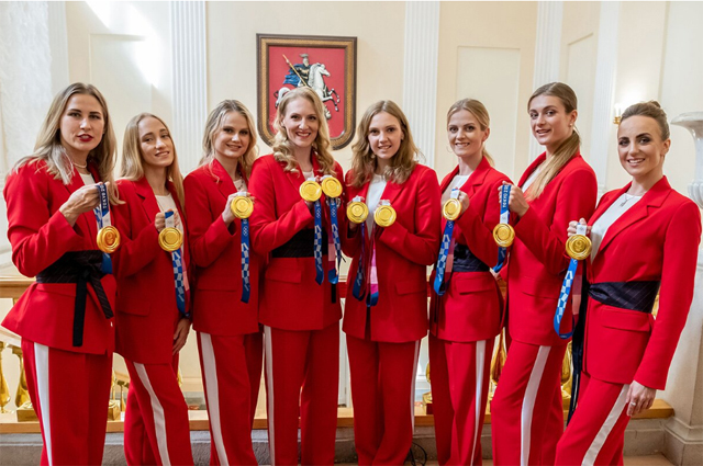 Мэр вручил сертификаты на денежные премии московским спортсменам, завоевавшим медали на Олимпийских играх, а также их тренерам.